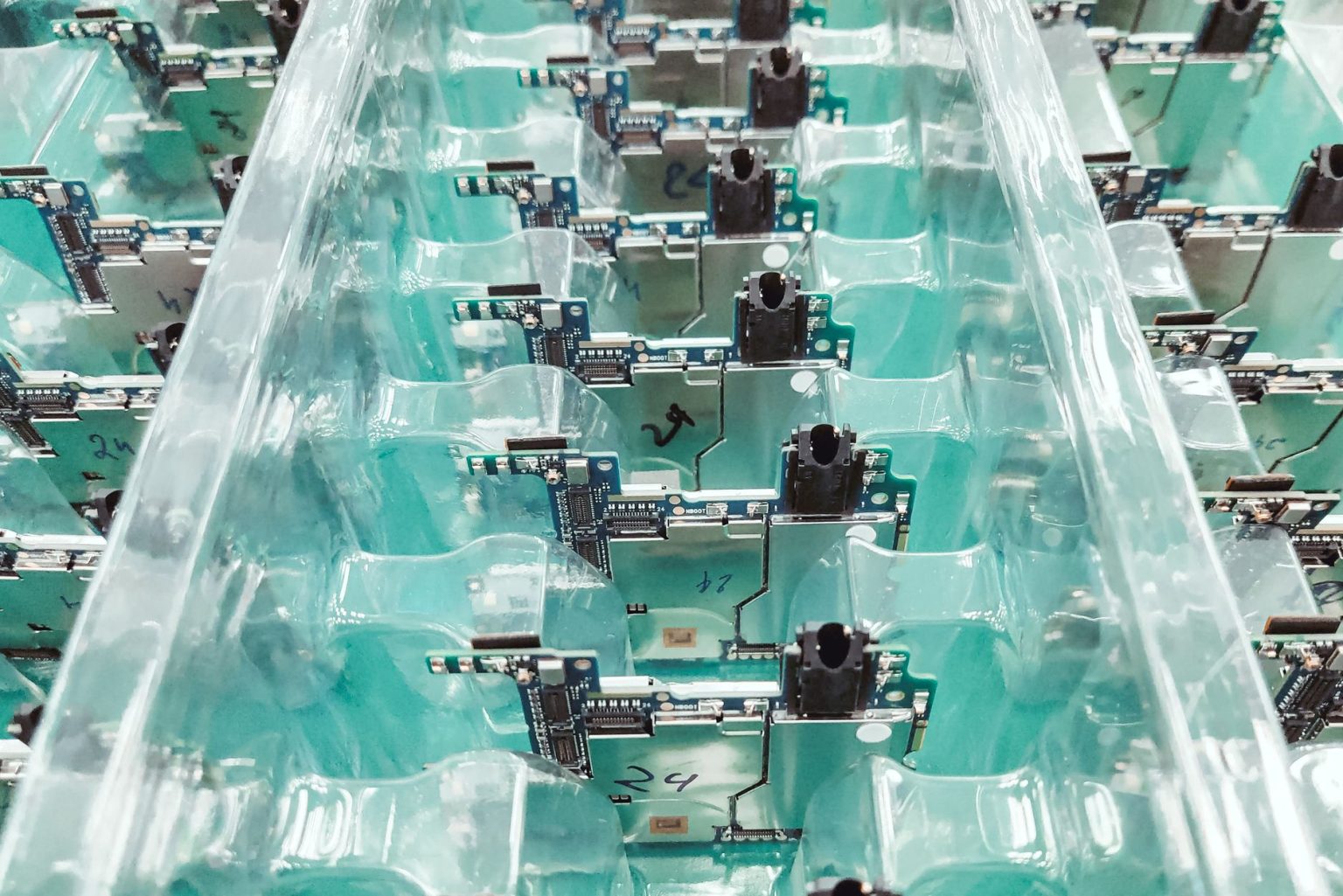Placas de circuito eletrônico organizadas em um ambiente de produção industrial