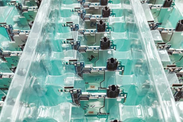 Placas de circuito eletrônico organizadas em um ambiente de produção industrial