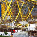 Plataforma offshore de produção de petróleo e gás em ambiente marítimo