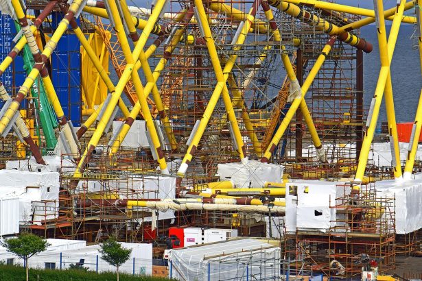 Plataforma offshore de produção de petróleo e gás em ambiente marítimo
