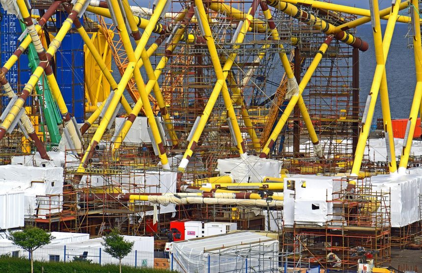 Plataforma offshore de produção de petróleo e gás em ambiente marítimo