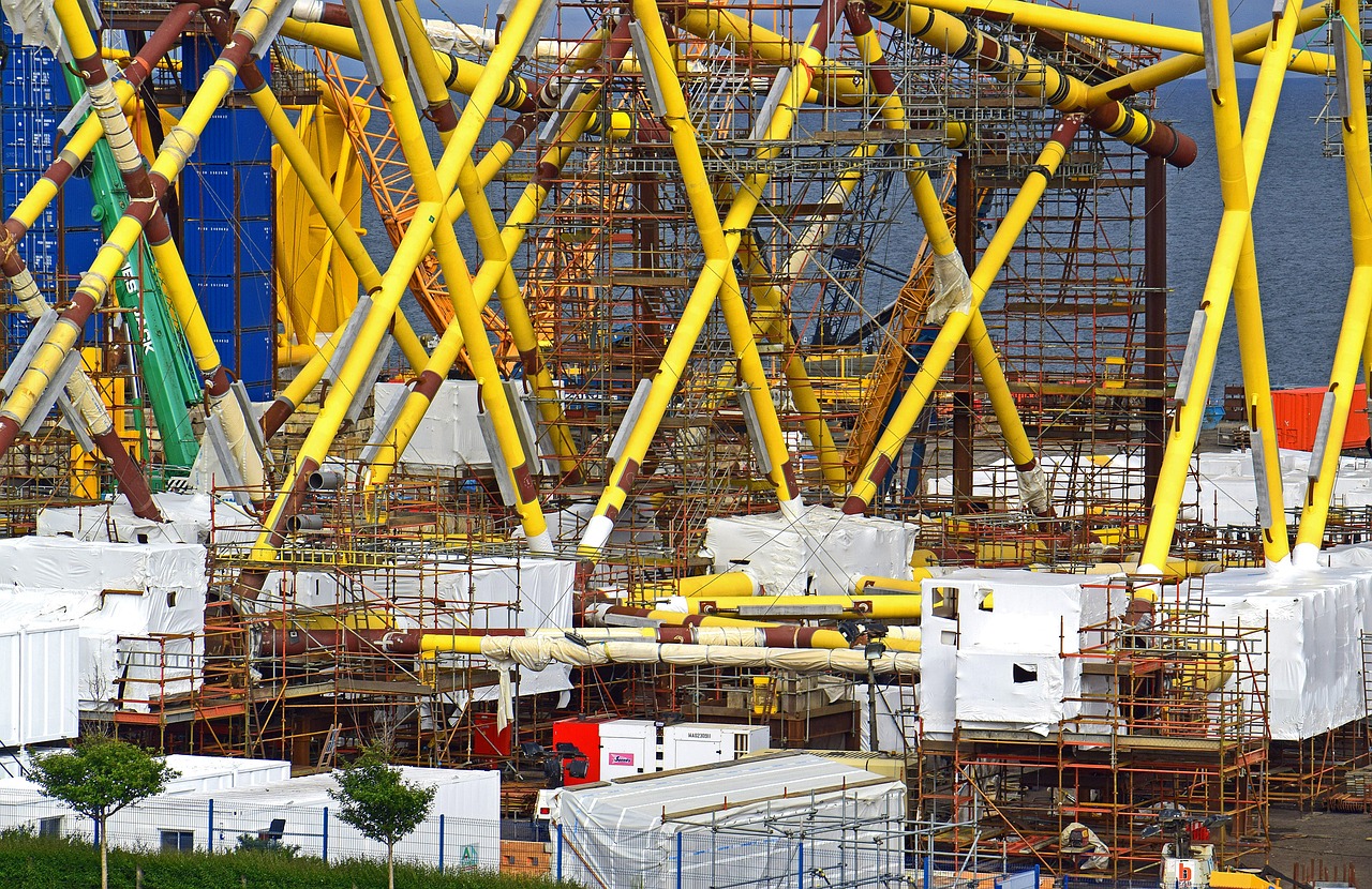 Plataforma offshore de produção de petróleo e gás em ambiente marítimo